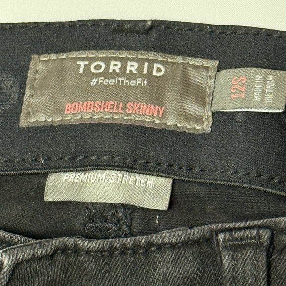 Torrid Black Skinny Jeans with Distressed Knees - Picture 3 of 7